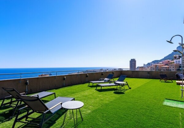 HAUTEURS DE BEAUSOLEIL - PENTHOUSE RENOVE VUE MER 371M² AU TOTAL 2 PARKINGS 2 CAVES